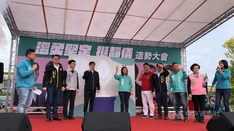 民進黨台中市第2選區立委補選參選人林靜儀(右6)25日在烏日區舉辦大造勢活動,高雄市長陳其邁(左4)、民進黨立委張廖萬堅(左3)、莊競程(左2)及競選總部總幹事陳柏惟(右5)等人現身力挺。中央社記者趙麗妍攝 110年12月25日