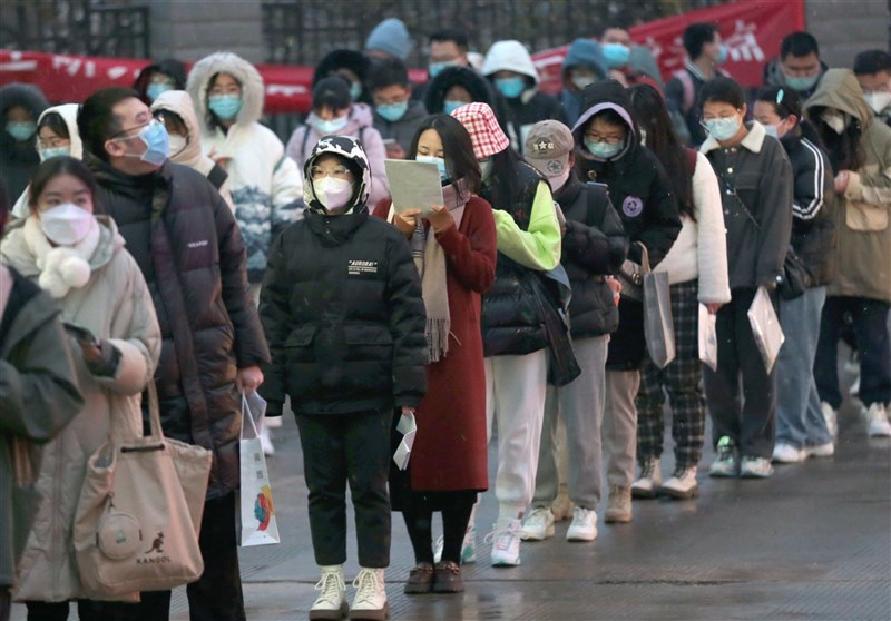 中國全國碩士研究生招生考試25日登場，各大學對被隔離考生實施「送考上門」，派人到醫院、旅館、住家進行「兩對一」監考。（中新社）