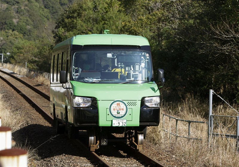 日本阿佐海岸鐵道公司的DMV雙模式車輛25日正式上路商業行駛,這款車除了能開在馬路上,底部還安裝可在鐵軌上行駛的車輪。(共同社)