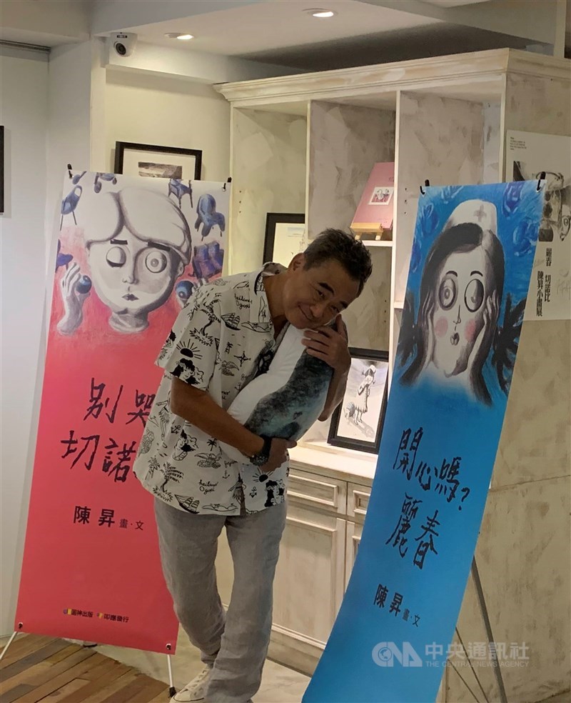 陳昇今年大陣仗宣布重返跨年舞台,還帶著一張新專輯、兩本養病期間創作的繪本回來,順便開了個畫展。(中央社)
