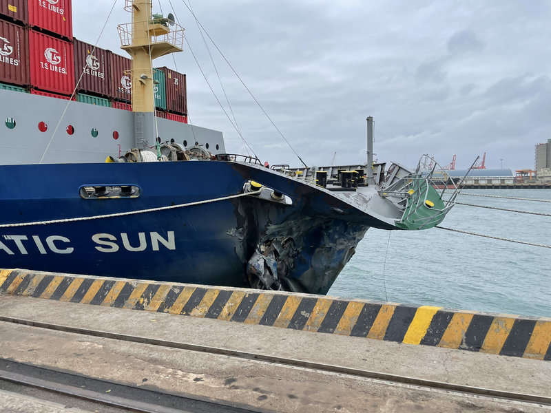 台中港航管中心管制員26日獲通報,指新加坡籍德翔日光貨櫃船上午撞上8A碼頭尾端,貨櫃船頭部分凹陷。(台中港務分公司提供)中央社記者蘇木春傳真 110年12月26日