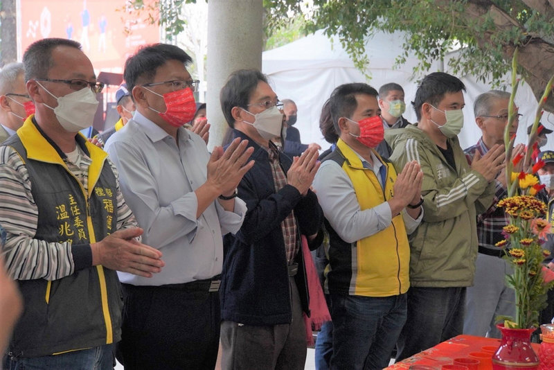 屏東縣政府客家事務處26日在高樹鄉東振開基伯公前廣場,舉行六堆300慶典「㧡擔團圓大滿福」活動,客委會副主委鍾孔炤(左3)、屏東縣長潘孟安(左2)與眾人一起參拜伯公(土地公)。(屏東縣政府提供)中央社記者郭芷瑄傳真 110年12月26日