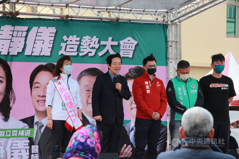民進黨籍台中市第2選區立委補選參選人林靜儀(左)26日在龍井區舉辦造勢大會,副總統賴清德(左2)到場站台,賴副總統表示,讓林靜儀當選就是要還給前立委陳柏惟(右)公道。中央社記者蘇木春攝 110年12月26日