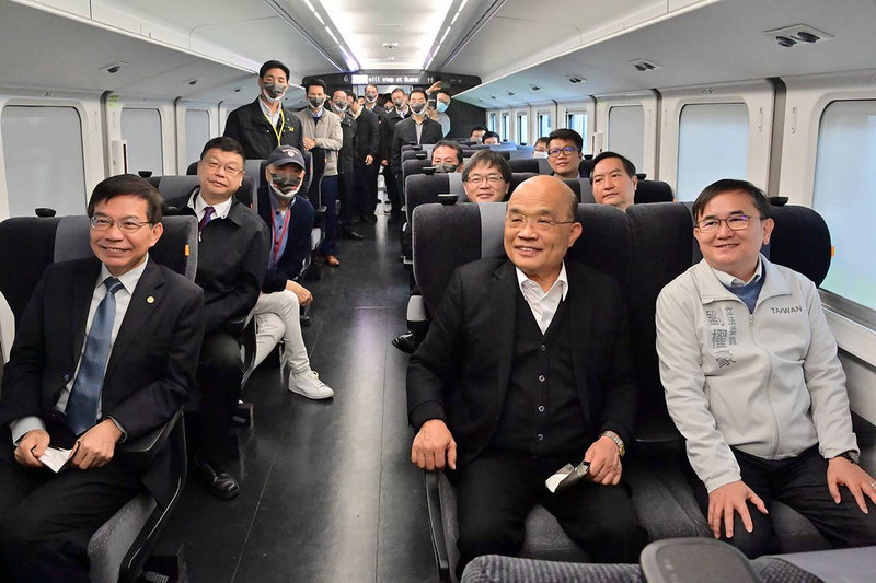 台鐵EMU3000新城際列車26日啟航,行政院長蘇貞昌(前右2)、交通部長王國材(前左)、立委劉櫂豪(前右)等人出席首航典禮並搭乘體驗。(劉櫂豪服務處提供)中央社記者李先鳳傳真 110年12月26日