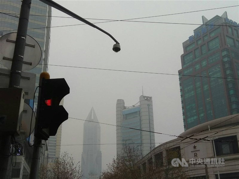 工研院研究綜整全台測站衍生性PM2.5受中國排放影響約占40%至70%，其中含上海市在內的華東地區對竹苗影響最大。圖為上海市空汙情況。（中央社檔案照片）