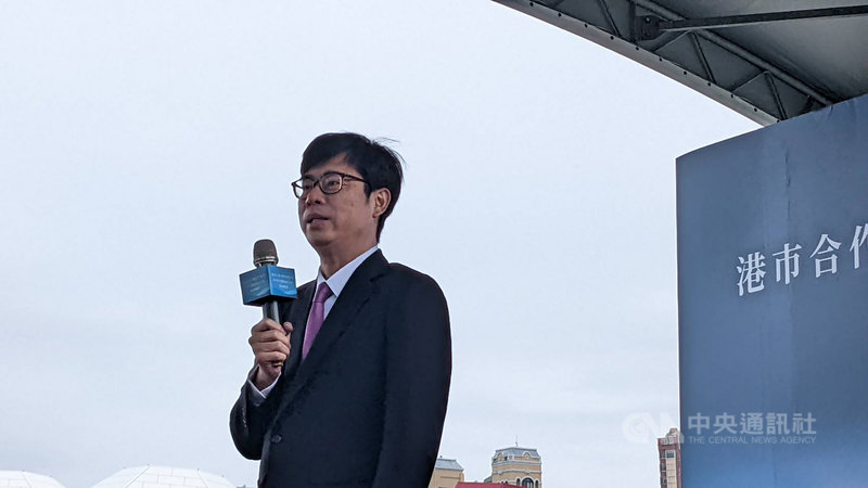 高雄港區土開公司26日與亞果遊艇簽約,將在高雄流行音樂中心珊瑚礁群室內空間與前方水域3.26公頃打造84席國際級遊艇泊位。高雄市長陳其邁表示,相信未來愛河灣能成為全台離市區最近的遊艇停泊區。中央社記者曾以寧攝 110年12月26日