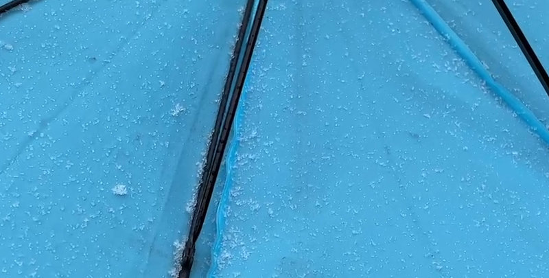 大陸冷氣團南下,南投合歡山26日上午下起約5分鐘的冰霰,雖然只下了一下下,但上山民眾都覺得這趟還是很值得,還使用雨傘接住天空飄下的冰霰。(民眾提供)中央社記者吳哲豪傳真 110年12月26日