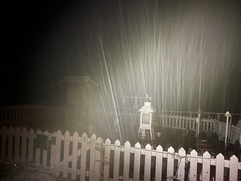 中央氣象局27日表示,玉山在凌晨3時15分開始下雪、3時50分停;接著清晨5時20分再次下雪,並持續中;截至清晨6時,積雪約0.5公分。(氣象局提供)中央社記者張雄風傳真 110年12月27日