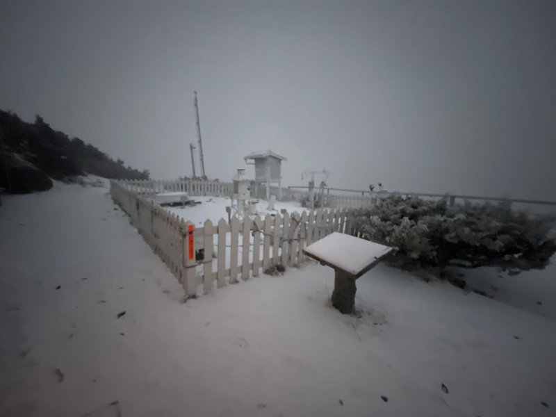 冷氣團低溫搭配華南雲雨區水氣,玉山在27日凌晨3時15分開始飄雪,截至清晨6時,積雪約0.5公分。(氣象局提供)中央社記者張雄風傳真 110年12月27日