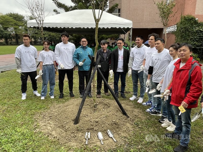 旅日樂天金鷲隊投手宋家豪(左3)27日出席國泰「我的棒球故事樹」活動,與鶯歌工商青棒隊球員分享棒球生涯心路歷程。中央社記者謝靜雯攝 110年12月27日