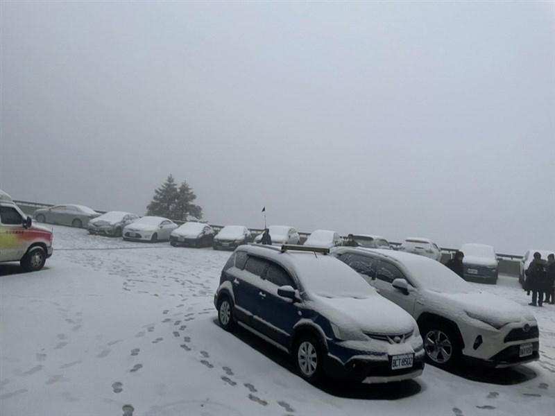 合歡山下雪創入冬最大累積逾5公分出動鏟雪車 影 生活 重點新聞 中央社cna