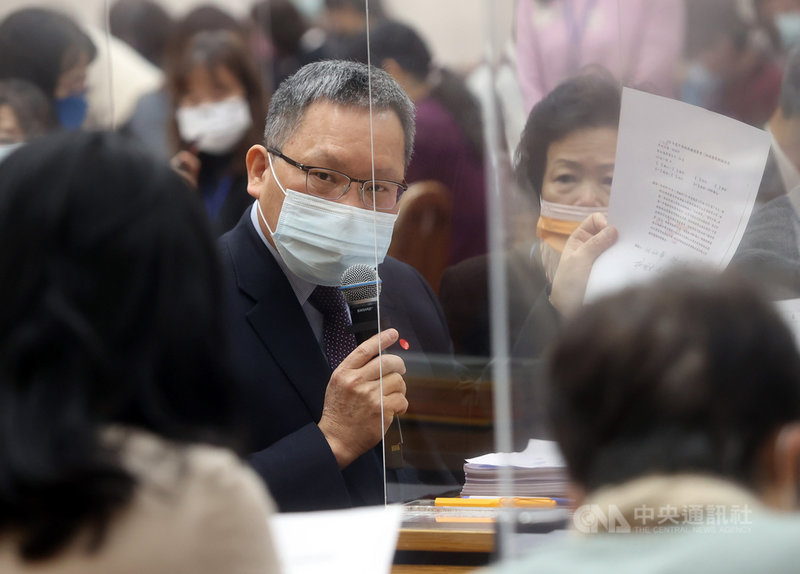立法院財政委員會27日繼續審查111年度中央政府總預算案有關財政部及所屬歲出預算,財政部長蘇建榮(左)回覆立委對於預算的相關提問。中央社記者鄭傑文攝 110年12月27日