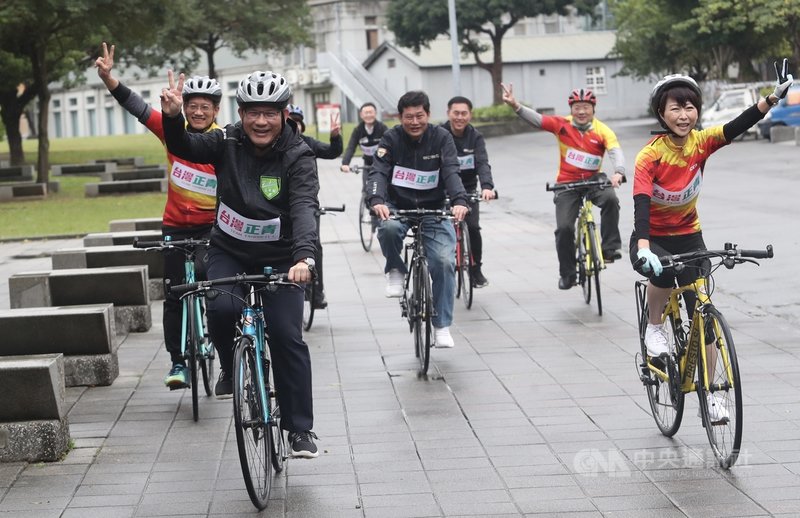 民進黨籍台中市第2選區立委補選參選人林靜儀競選總部主委林佳龍(前左)27日在台北舉行「台灣正青 鐵馬前行」行前記者會,同黨立委陳亭妃(前右)也出席力挺林靜儀。中央社記者吳家昇攝 110年12月27日