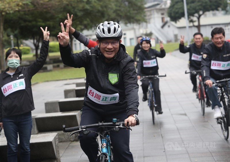 民進黨籍台中市第2選區立委補選參選人林靜儀競選總部主委林佳龍（前）27日在台北舉行「台灣正青 鐵馬前行」行前記者會，以單車騎行號召民眾支持林靜儀。中央社記者吳家昇攝 110年12月27日