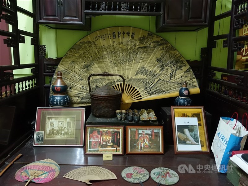 望春風作詞人李臨秋故居位於台北市大稻埕,展示李臨秋生前的手稿、老照片,以及紅眠床、碗櫥等當時生活起居用品。(中央社檔案照片)