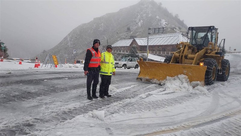 低溫搭配水氣，合歡山27日凌晨開始降雪，創入冬以來最大降雪量，公路總局鏟雪車一早出勤，以維護遊客行車安全。（公路總局提供）中央社記者蕭博陽南投縣傳真 110年12月27日