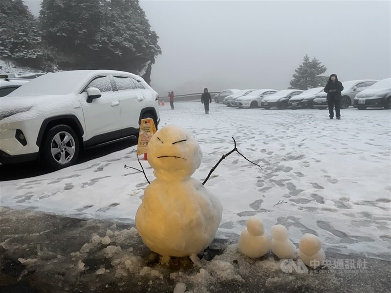 低溫搭配水氣，合歡山27日凌晨開始降雪，創入冬以來最大降雪量，民眾開心在合歡山松雪樓前堆起小雪人。（南投林管處提供）中央社記者蕭博陽南投縣傳真 110年12月27日