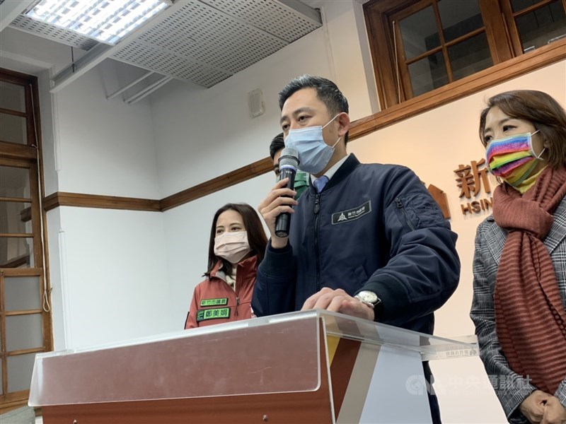 新竹市長林智堅(右2)27日宣布,不參選竹竹併後的大新竹市長。中央社記者郭宣彣攝 110年12月27日
