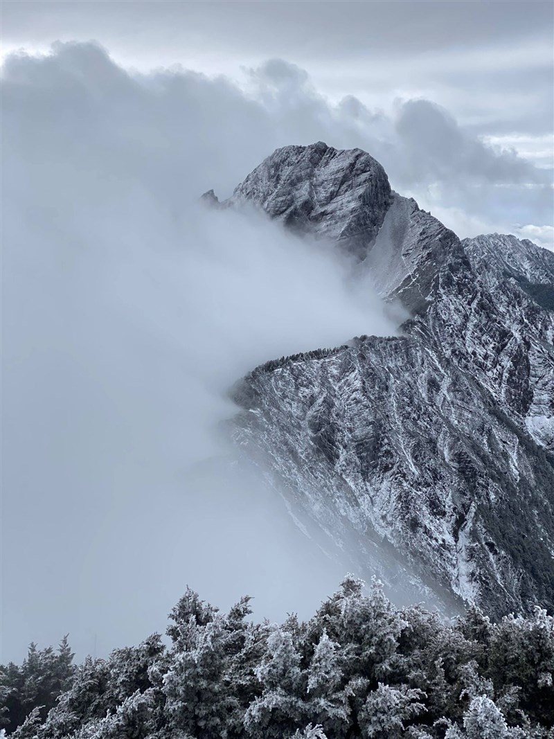 玉山27日降雪,中央氣象局長鄭明典在臉書分享玉山雪後照片。(圖取自facebook.com/mdc.cwb)