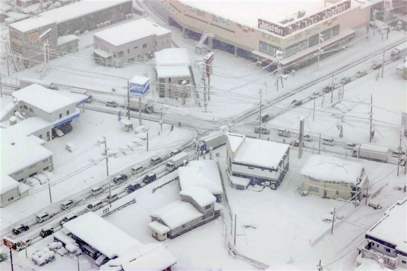 日本滋賀縣車輛因大雪滯留。（共同社）