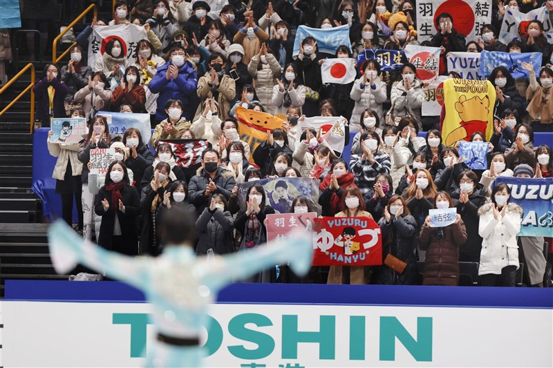 羽生結弦26日出戰日本花滑錦標賽6度摘冠,場邊坐滿為他加油的觀眾。(共同社)