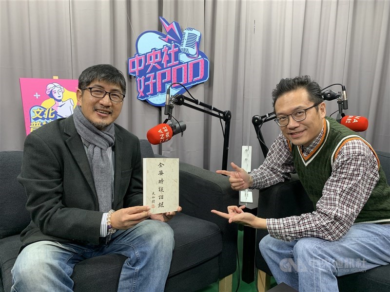 允晨文化總編輯廖志峰(左)接受中央社記者邱祖胤(右)訪問時,談及史學巨擘余英時為何自稱是知識人而非知識份子。 中央社 110年12月27日