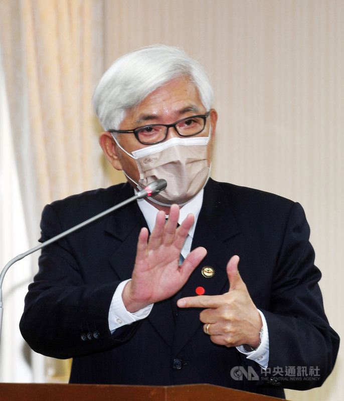 中選會主委李進勇(圖)27日列席立法院內政委員會備詢,對修憲複決綁大選議題表示,只能就公投法、憲法增修條文及立法院的決議辦理;這次「公投綁大選」的公投結果,不影響修憲案該如何進行。中央社記者施宗暉攝 110年12月27日