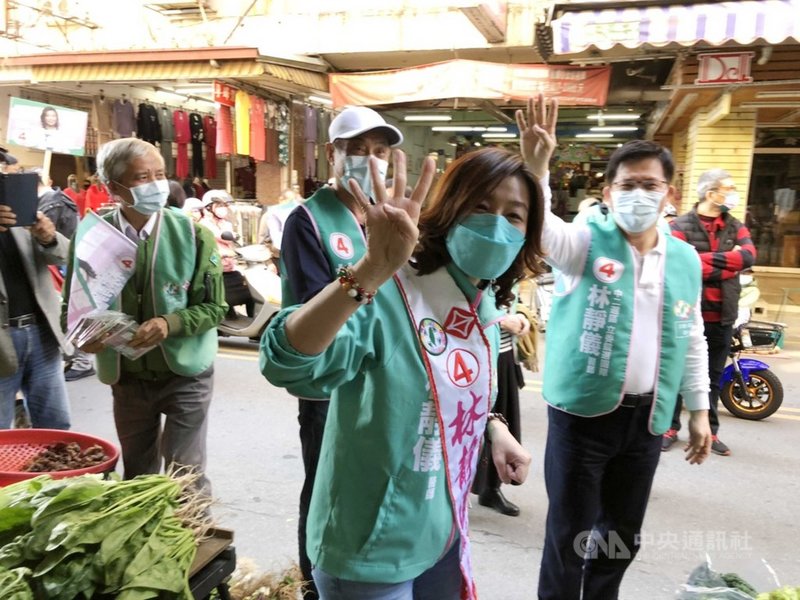 民進黨籍台中市第2選區立委補選參選人林靜儀(前)28日在前台中市長林佳龍(右)陪同下,到沙鹿市場掃街,爭取選民支持。中央社記者趙麗妍傳真 110年12月28日