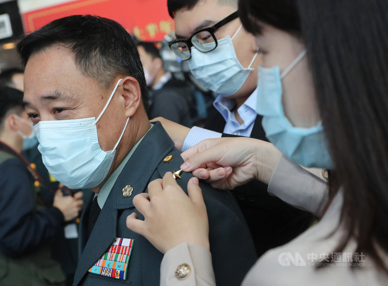 「民國111年上半年陸海空軍將官晉任布達暨授階典禮」28日在國防部舉行,邀請晉任官親屬出席與會,會後親友為晉任官別上階級章,一同享受光榮時刻。中央社記者裴禛攝 110年12月28日