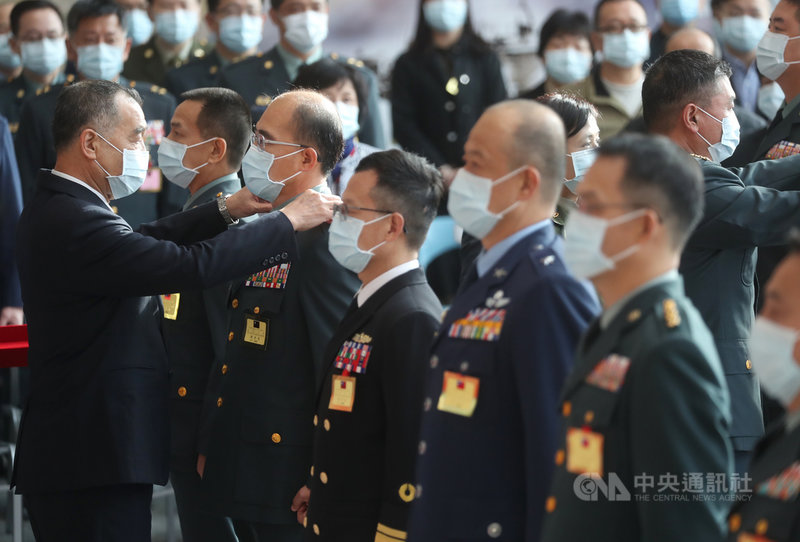 「民國111年上半年陸海空軍將官晉任布達暨授階典禮」28日上午在國防部舉行,國防部長邱國正(前左)為晉任將官授階。中央社記者裴禛攝 110年12月28日