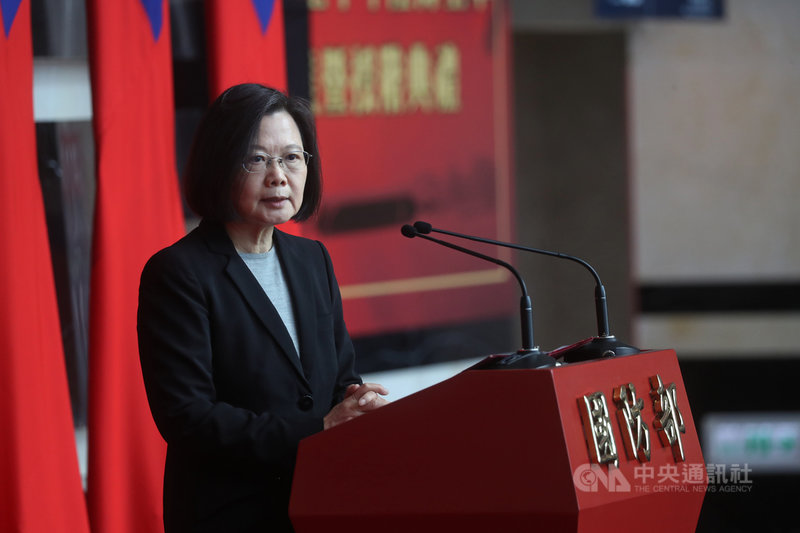 將官晉任典禮28日在國防部舉行,總統蔡英文(圖)出席並致詞表示,更大的榮耀伴隨更高使命,晉任也代表肩上將扛起更大責任,盼大家與她一起努力,吸引、留住人才、提升整體戰力,讓世界看到台灣守護國家決心。中央社記者裴禛攝 110年12月28日