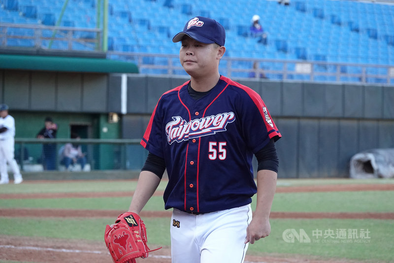 才31歲就結束球員生涯,台電強投王宗豪語氣平靜地說沒有什麼遺憾,「過程蠻好的,什麼大賽都遇過,也有不錯的成績,現在終於可以休息了」。圖為王宗豪2020年1月3日爆米花棒球聯盟出賽畫面。中央社記者謝靜雯攝 110年12月28日