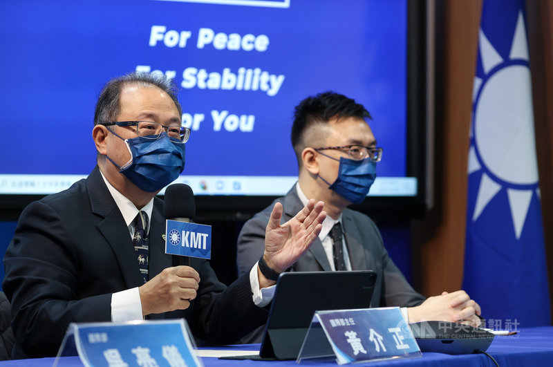 國民黨國際事務部28日舉行年終中外記者會,國際部主任黃介正(左)等人出席,說明工作方向和未來規劃。中央社記者謝佳璋攝 110年12月28日