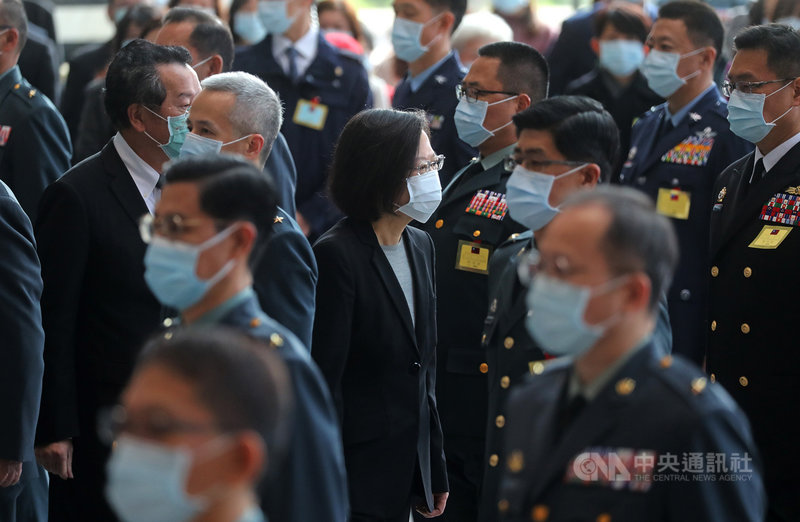總統蔡英文(中)28日上午在國防部出席「民國111年上半年陸海空軍將官晉任布達暨授階典禮」,代表國人向在場所有將官表達最深感謝。中央社記者裴禛攝 110年12月28日