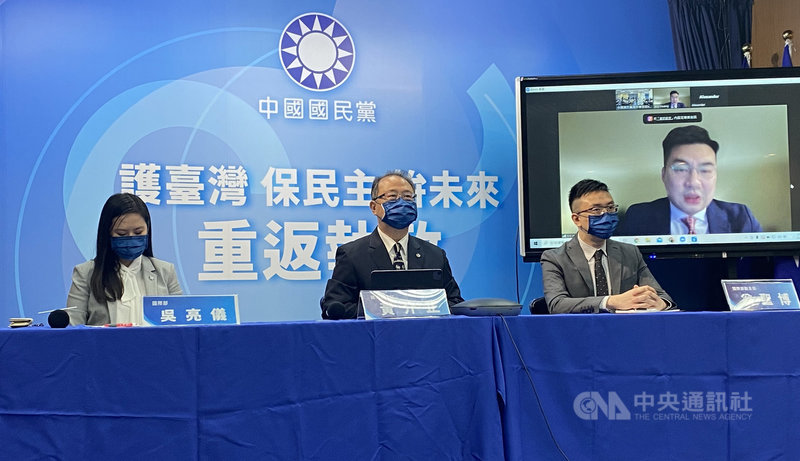 國民黨國際事務部28日舉行年終中外記者會,國際事務部主任黃介正(中)出席。中央社記者鍾佑貞攝 110年12月28日