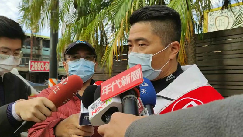 民進黨籍立委林俊憲在臉書發文稱,國民黨籍台中市第2選區立委補選參選人顏寬恒,在地方仗勢欺人,根本是卡通角色「胖虎」;顏寬恒(右)28日接受媒體聯訪時表示,對於這些惡意指控真的很不屑。(顏寬恒競選總部提供)中央社記者蘇木春傳真 110年12月28日