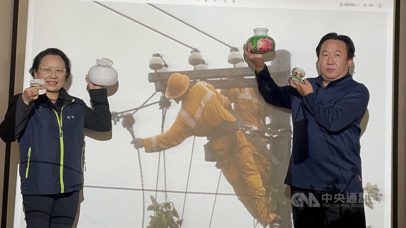 台電金門區營業處化腐朽為神奇,將電線桿上廢棄的絕緣器礙子美化成花器。處長黃甘杏(左)28日表示,將擇日展示礙子花器並義賣,所得捐贈弱勢團體。中央社記者黃慧敏攝 110年12月28日