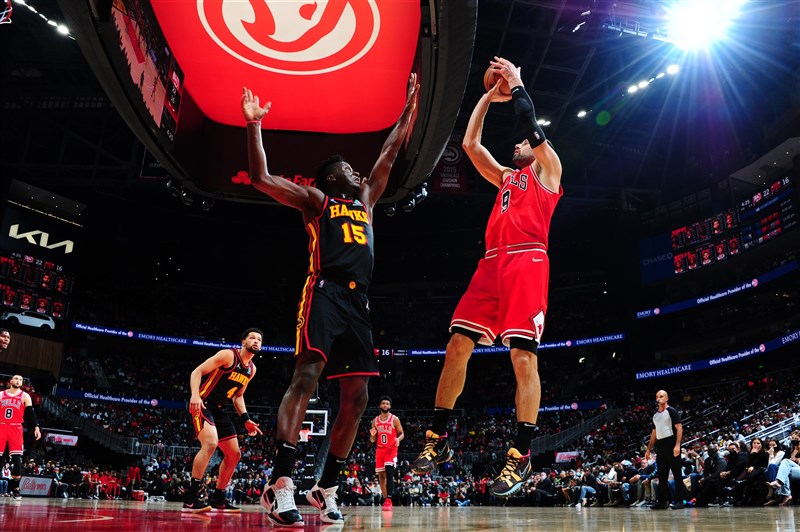 NBA芝加哥公牛3巨頭德羅森、拉文、佛契維奇(前右)27日聯手攻下89分,終場以130比118擊敗亞特蘭大老鷹。(圖取自twitter.com/chicagobulls)