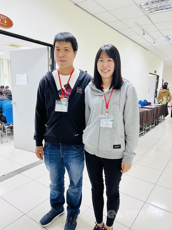 屏東農業大學菁英班28日開學,學員顏孟加(右)原本是台積電工程師,放棄百萬年薪返鄉與先生創立水產公司,她期盼透過自身專業,導入智慧自動化、數位化設備,讓養殖產業走向智慧生產的目標。中央社記者李卉婷攝 110年12月28日