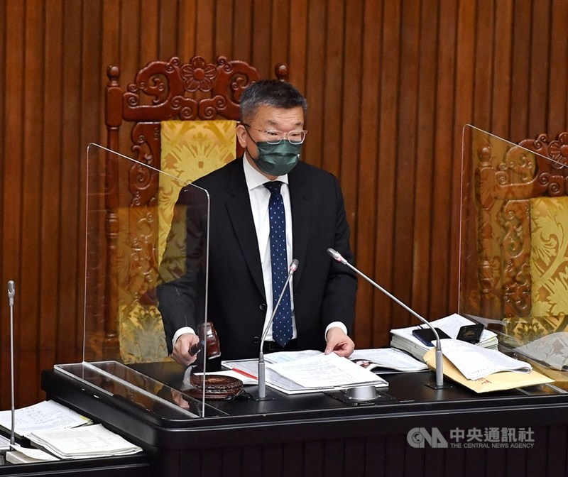 立法院會28日三讀通過數位發展部組織法,明定其掌理的10大事項,包括國家數位發展政策、通訊傳播與數位資源的規劃、推動,及數位科技應用與創新發展環境的建構等。圖為立法院副院長蔡其昌敲槌通過。中央社記者王飛華攝 110年12月28日