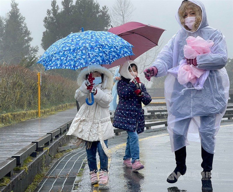 氣象局表示，29日晚間鋒面接近，大台北及東半部有局部短暫雨。（中央社檔案照片）