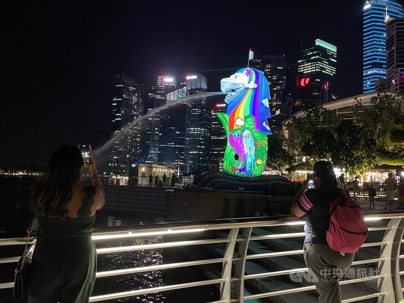 新加坡著名的濱海灣跨年煙火秀今年再度取消,取而代之的是訴說民眾暖心故事的投影秀,魚尾獅等知名地標成為畫布,展示學生藝術創作。圖攝於27日。中央社記者侯姿瑩新加坡攝 110年12月29日