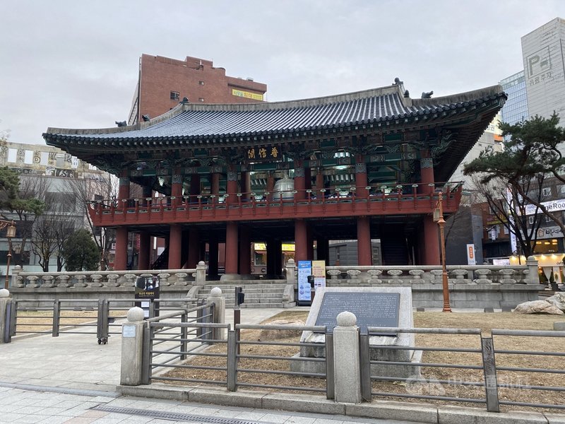 首爾市政府連續第2年決定以線上方式舉辦普信閣跨年敲鐘儀式。圖為位於鐘閣十字路口的普信閣。中央社記者廖禹揚首爾攝 110年12月29日