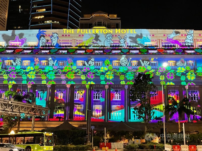 新加坡今年跨年活動包括濱海灣的投影秀,富麗敦飯店等知名地標外牆變成畫布,展示當地學生的藝術創作。圖攝於27日。 中央社記者侯姿瑩新加坡攝 110年12月29日