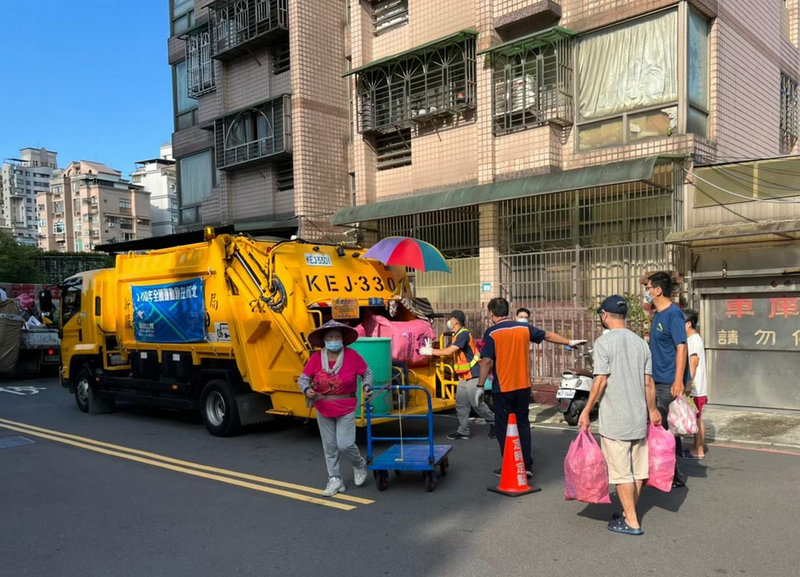 新北市環保局29日表示,轄內3座焚化爐每天可處理2600公噸廢棄物,扣除清潔隊載運約1800公噸家戶垃圾,還可協助民間業者清運800公噸廢棄物,焚化爐垃圾處理量能絕對足夠。(新北市環保局提供)中央社記者黃旭昇新北市傳真 110年12月29日