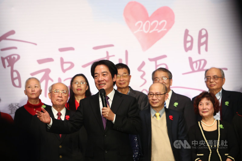 副總統賴清德（前中）29日晚間出席「台灣社會福利總盟聯合感恩餐會」，致詞時邀請各社福團體與政府攜手合作，用愛心將台灣打造成幸福國度。中央社記者王騰毅攝　110年12月29日