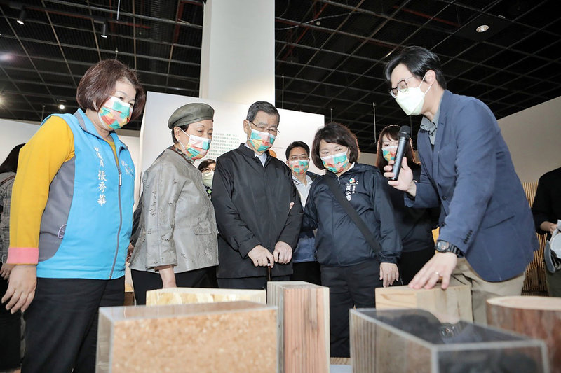 2021台灣設計展正在嘉義市舉行，前副總統蕭萬長（前右3）29日在市長黃敏惠（前右2）陪同下參觀，他認為社會提倡減碳節能，透過相關展覽，嘉義市能作為示範城市。（嘉義市政府提供）中央社記者黃國芳傳真  110年12月29日