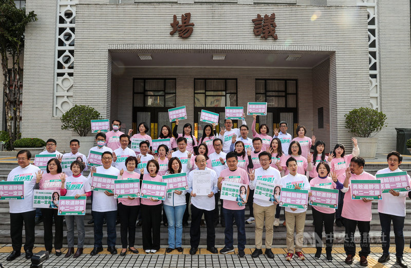 台中市第2選區立委補選進入倒數,民進黨立法院黨團29日為參選人林靜儀(前排右8)站台造勢,眾人在議場前合影,力挺林靜儀。中央社記者鄭清元攝 110年12月29日