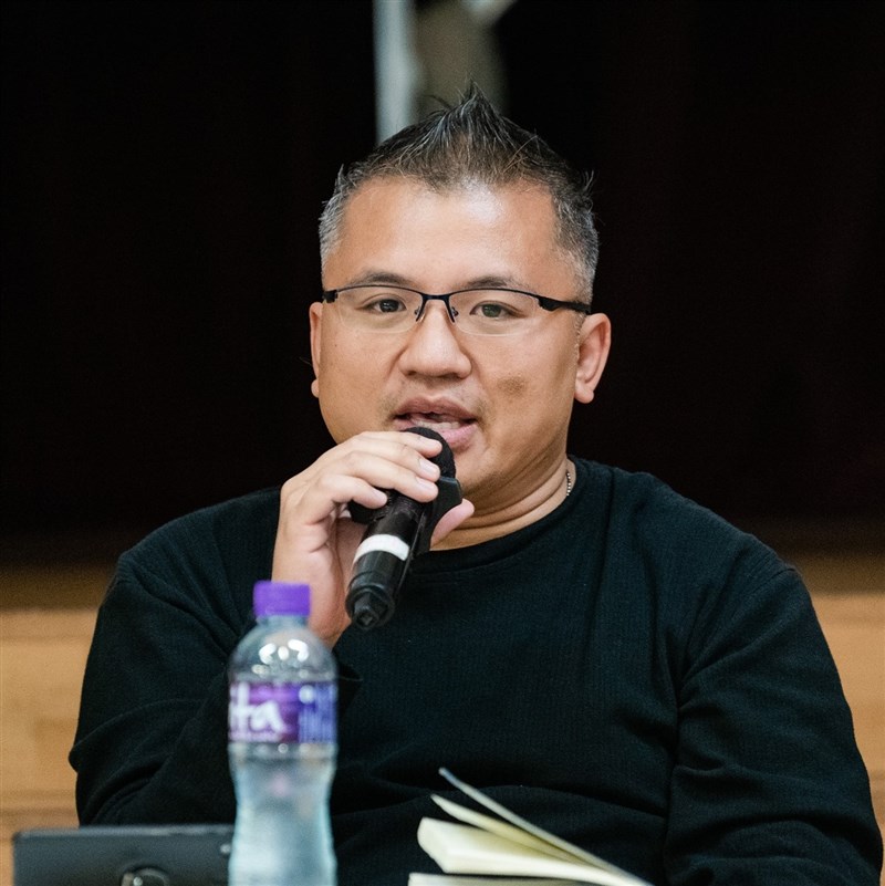 香港記者協會29日發布聲明表示,深切關注立場新聞高層被警方拘捕。圖為香港記協主席、立場新聞副採訪主任陳朗昇,他29日上午一度被港警帶走調查。(圖取自facebook.com/ronsingchan)