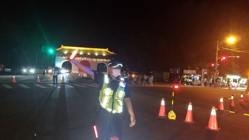 為了迎曙光,許多人到墾丁跨年,警方表示,墾丁大街車輛從31日晚上6時至元旦凌晨1時,單向管制。(恆春警分局提供)中央社記者郭芷瑄傳真 110年12月29日